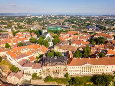 İnanılmaz hava manzarası, Tallinn Belediye Meydanı Eski Pazar Meydanı, Estonya ile. Estonya güzel eski ortaçağ şehir.