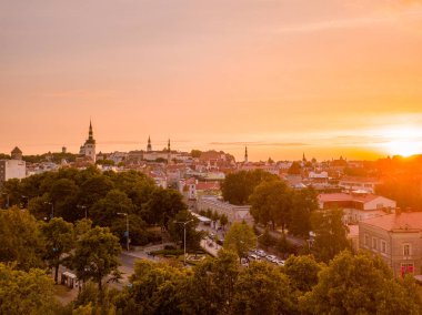 Eski Şehir, Tallinn Estonya Raekoja plats, Kalesi ve eski ortaçağ kuleler üzerinde güzel turuncu günbatımı. 