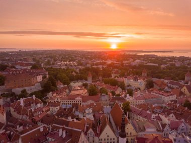 Eski Şehir, Tallinn Estonya Raekoja plats, Kalesi ve eski ortaçağ kuleler üzerinde güzel turuncu günbatımı. 