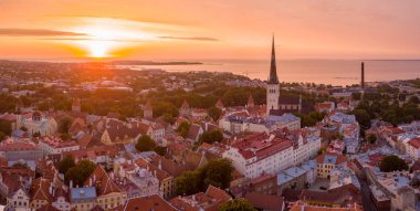 Eski Şehir, Tallinn Estonya Raekoja plats, Kalesi ve eski ortaçağ kuleler üzerinde güzel turuncu günbatımı. 