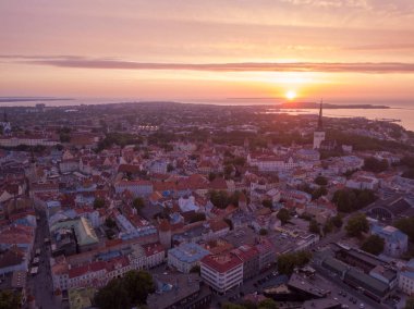 Eski Şehir, Tallinn Estonya Raekoja plats, Kalesi ve eski ortaçağ kuleler üzerinde güzel turuncu günbatımı.