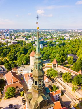 İnanılmaz hava manzarası, Tallinn Belediye Meydanı Eski Pazar Meydanı, Estonya ile. Estonya güzel eski ortaçağ şehir.
