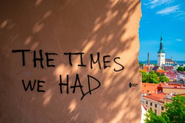 Ana Kilisesi güzel eski şehir, Tallinn Estonya küçük evler ve Raekoja plats   