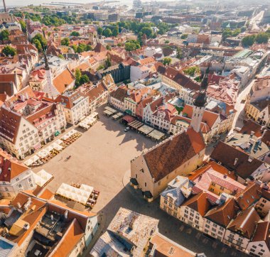 İnanılmaz hava manzarası, Tallinn Belediye Meydanı Eski Pazar Meydanı, Estonya ile. Estonya güzel eski ortaçağ şehir.