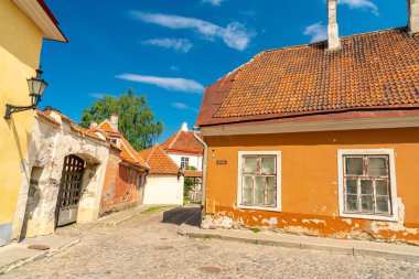 10 Haziran 2018. Tallinn, Estonya. Tallinn eski şehrin dar sokakları, ortaçağ binaları ve küçük Restoranlar, kafeler. 