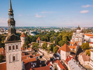 İnanılmaz hava manzarası, Tallinn Belediye Meydanı Eski Pazar Meydanı, Estonya ile. Estonya güzel eski ortaçağ şehir.
