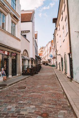 10 Haziran 2018. Tallinn, Estonya. Tallinn eski şehrin dar sokakları, ortaçağ binaları ve küçük Restoranlar, kafeler.