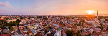 Eski Şehir, Tallinn Estonya Raekoja plats, Kalesi ve eski ortaçağ kuleler üzerinde güzel turuncu günbatımı. 