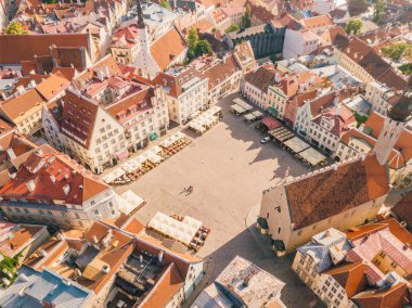 İnanılmaz hava manzarası, Tallinn Belediye Meydanı Eski Pazar Meydanı, Estonya ile. Estonya güzel eski ortaçağ şehir.