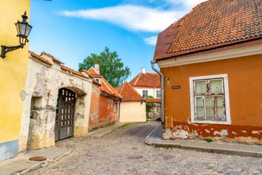 10 Haziran 2018. Tallinn, Estonya. Tallinn eski şehrin dar sokakları, ortaçağ binaları ve küçük Restoranlar, kafeler. 