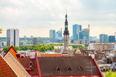 10 Haziran 2018. Tallinn, Estonya. Tallinn eski şehrin dar sokakları, ortaçağ binaları ve küçük Restoranlar, kafeler. 