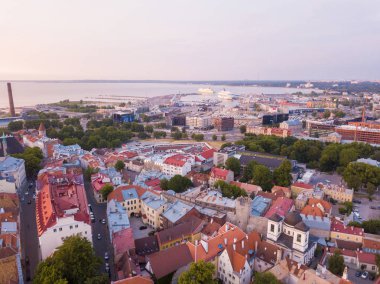 Eski Şehir, Tallinn Estonya Raekoja plats, Kalesi ve eski ortaçağ kuleler üzerinde güzel turuncu günbatımı. 