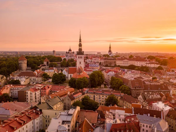 Hermosa Puesta Sol Naranja Sobre Casco Antiguo Tallin Estonia Con — Foto de Stock