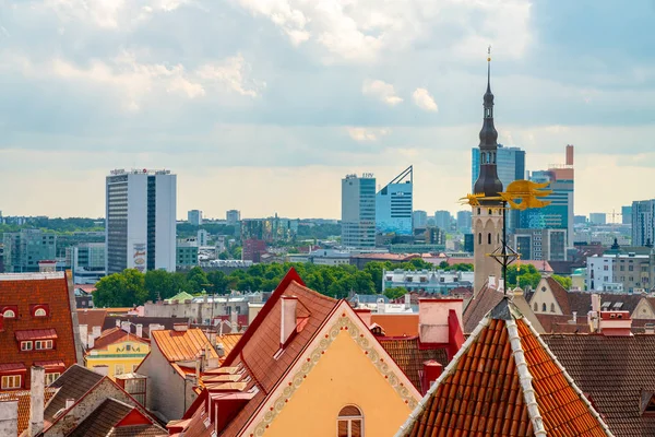 10 Haziran 2018. Tallinn, Estonya. Tallinn eski şehrin dar sokakları, ortaçağ binaları ve küçük Restoranlar, kafeler. 