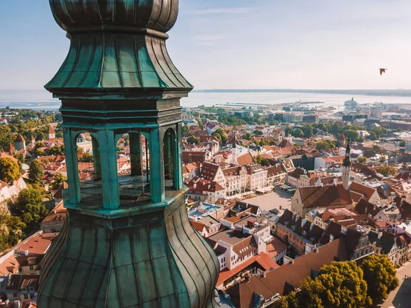 İnanılmaz hava manzarası, Tallinn Belediye Meydanı Eski Pazar Meydanı, Estonya ile. Estonya güzel eski ortaçağ şehir.