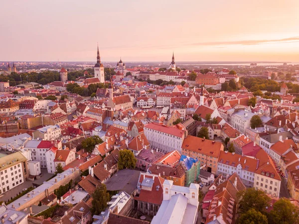 Tallinn Óvárosában Észtországban Raekoja Plats Várra Régi Középkori Tornyok Felett — Stock Fotó