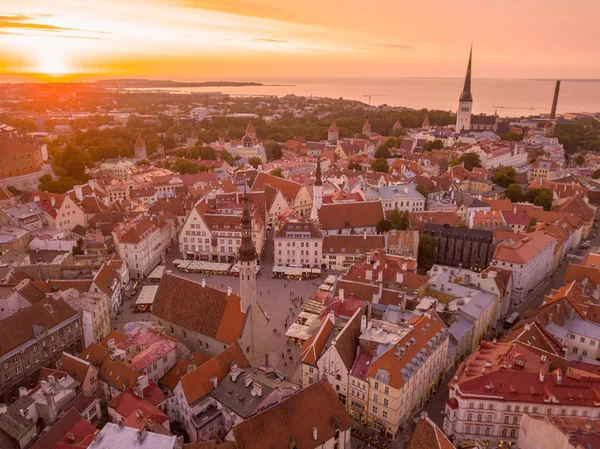 Eski Şehir, Tallinn Estonya Raekoja plats, Kalesi ve eski ortaçağ kuleler üzerinde güzel turuncu günbatımı. 