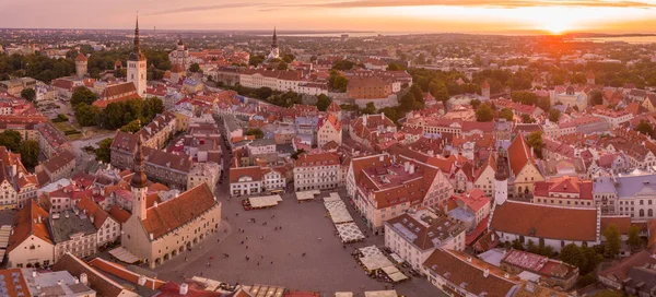 Krásné Oranžové Slunce Nad Tallinnské Staré Město Estonsku Náměstí Raekoja — Stock fotografie