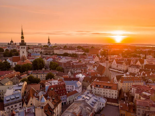 Krásné Oranžové Slunce Nad Tallinnské Staré Město Estonsku Náměstí Raekoja — Stock fotografie