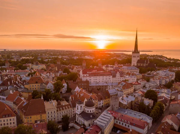 Piękny Pomarańczowy Zachód Słońca Nad Stare Miasto Tallinie Estonii Placu — Zdjęcie stockowe