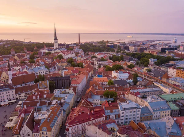 Piękny Pomarańczowy Zachód Słońca Nad Stare Miasto Tallinie Estonii Placu — Zdjęcie stockowe