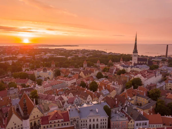 美丽的橙色日落在老镇塔林在爱沙尼亚与 Raekoja 制地图 城堡并且老中世纪塔 — 图库照片