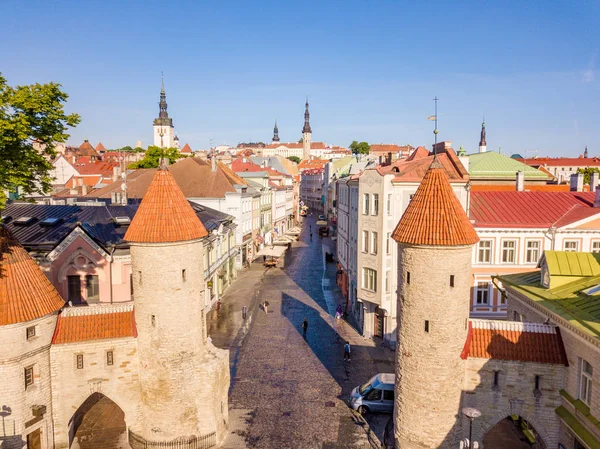 İnanılmaz hava manzarası, Tallinn Belediye Meydanı Eski Pazar Meydanı, Estonya ile. Estonya güzel eski ortaçağ şehir.