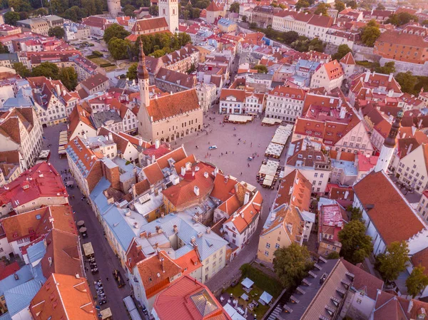 Eski Şehir, Tallinn Estonya Raekoja plats, Kalesi ve eski ortaçağ kuleler üzerinde güzel turuncu günbatımı. 