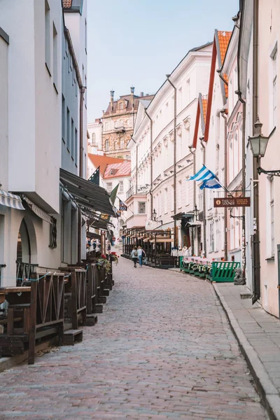 10 Haziran 2018. Tallinn, Estonya. Tallinn eski şehrin dar sokakları, ortaçağ binaları ve küçük Restoranlar, kafeler.