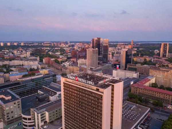 10 Haziran 2018. Tallinn, Estonya. Tallinn şehir günbatımı zamanı sırasında havadan görünümü.