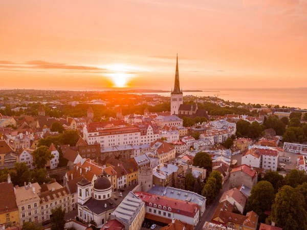 Eski Şehir, Tallinn Estonya Raekoja plats, Kalesi ve eski ortaçağ kuleler üzerinde güzel turuncu günbatımı. 