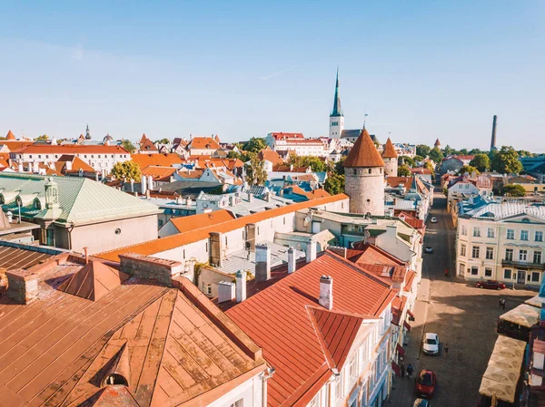 İnanılmaz hava manzarası, Tallinn Belediye Meydanı Eski Pazar Meydanı, Estonya ile. Estonya güzel eski ortaçağ şehir.