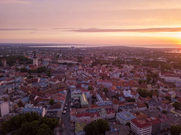 Eski Şehir, Tallinn Estonya Raekoja plats, Kalesi ve eski ortaçağ kuleler üzerinde güzel turuncu günbatımı.