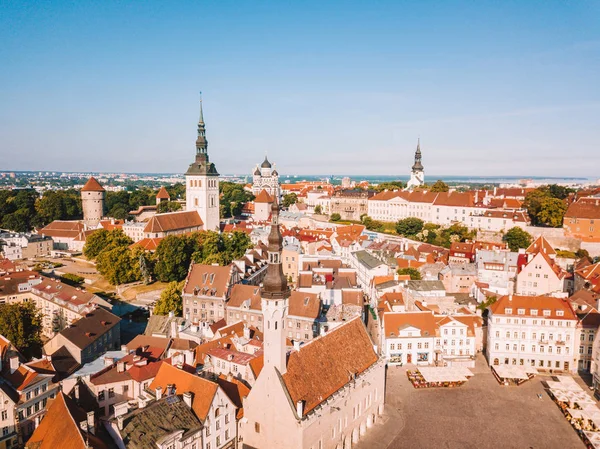 İnanılmaz hava manzarası, Tallinn Belediye Meydanı Eski Pazar Meydanı, Estonya ile. Estonya güzel eski ortaçağ şehir.