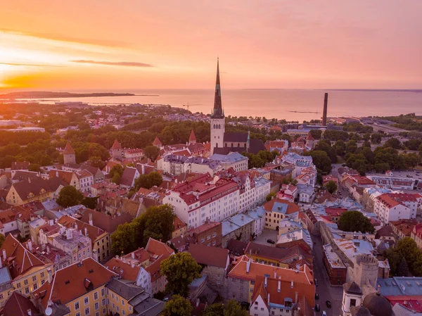 Eski Şehir, Tallinn Estonya Raekoja plats, Kalesi ve eski ortaçağ kuleler üzerinde güzel turuncu günbatımı. 