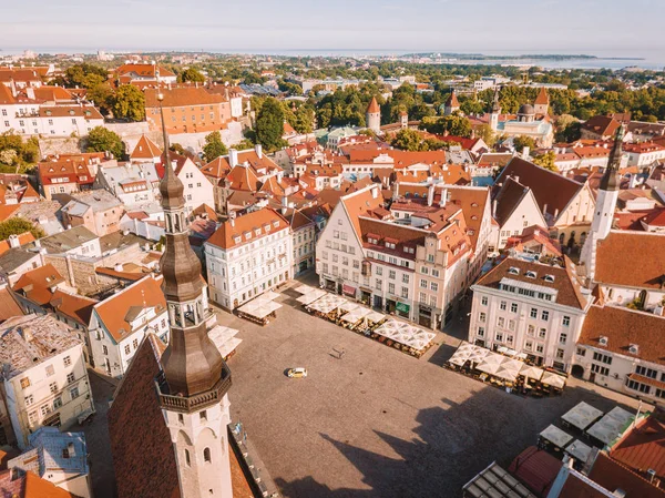 İnanılmaz hava manzarası, Tallinn Belediye Meydanı Eski Pazar Meydanı, Estonya ile. Estonya güzel eski ortaçağ şehir.