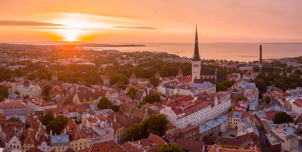 Krásné Oranžové Slunce Nad Tallinnské Staré Město Estonsku Náměstí Raekoja — Stock fotografie