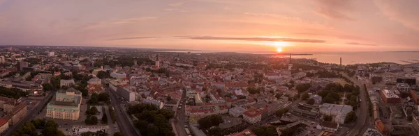 Pôr Sol Alaranjado Bonito Sobre Cidade Velha Tallinn Estonia Com — Fotografia de Stock