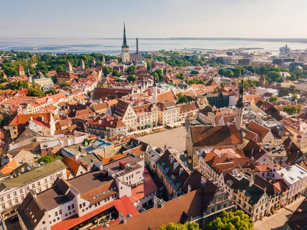 Geweldige Luchtfoto Skyline Van Tallinn Stadhuisplein Met Oude Marktplein Estland — Stockfoto