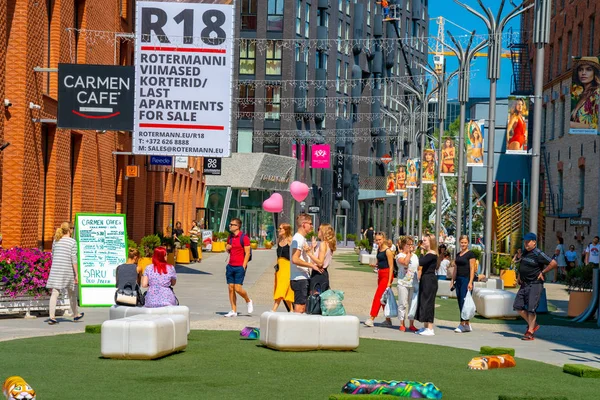 20 Haziran 2018. Tallinn, Estonya. Tallinn, Rotermann bölge aşk balonlarda altında genç romantik çift. 