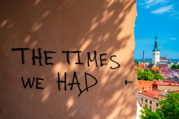 Ana Kilisesi güzel eski şehir, Tallinn Estonya küçük evler ve Raekoja plats   