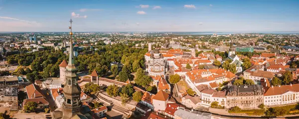 İnanılmaz hava manzarası, Tallinn Belediye Meydanı Eski Pazar Meydanı, Estonya ile. Estonya güzel eski ortaçağ şehir.