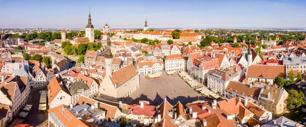İnanılmaz hava manzarası, Tallinn Belediye Meydanı Eski Pazar Meydanı, Estonya ile. Estonya güzel eski ortaçağ şehir.