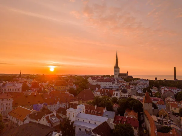 Eski Şehir, Tallinn Estonya Raekoja plats, Kalesi ve eski ortaçağ kuleler üzerinde güzel turuncu günbatımı. 