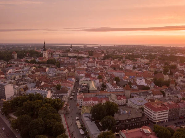 美丽的橙色日落在老镇塔林在爱沙尼亚与 Raekoja 制地图 城堡并且老中世纪塔 — 图库照片