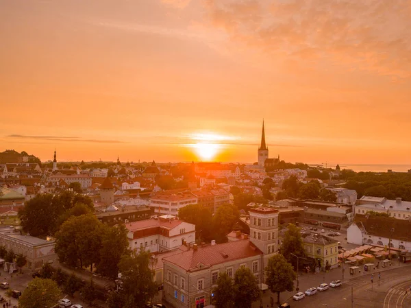 Eski Şehir, Tallinn Estonya Raekoja plats, Kalesi ve eski ortaçağ kuleler üzerinde güzel turuncu günbatımı. 