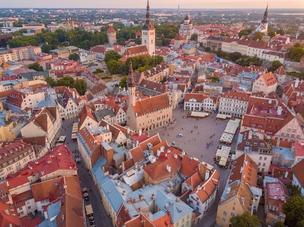 Eski Şehir, Tallinn Estonya Raekoja plats, Kalesi ve eski ortaçağ kuleler üzerinde güzel turuncu günbatımı. 
