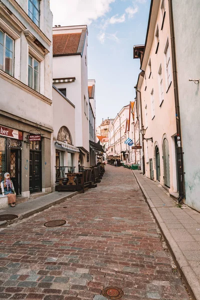 10 Haziran 2018. Tallinn, Estonya. Tallinn eski şehrin dar sokakları, ortaçağ binaları ve küçük Restoranlar, kafeler.