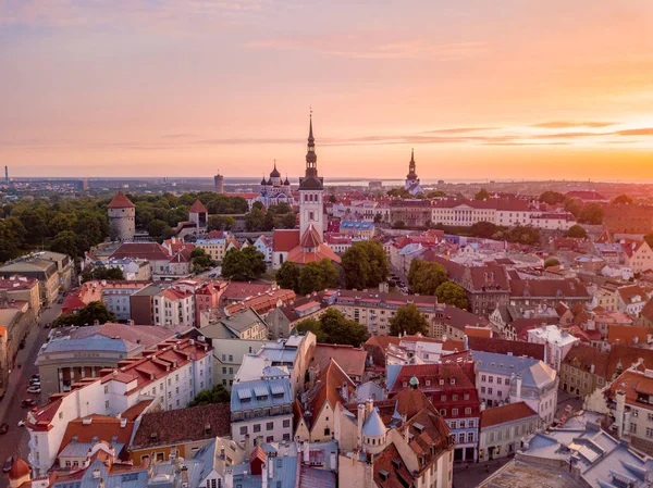 Eski Şehir, Tallinn Estonya Raekoja plats, Kalesi ve eski ortaçağ kuleler üzerinde güzel turuncu günbatımı. 