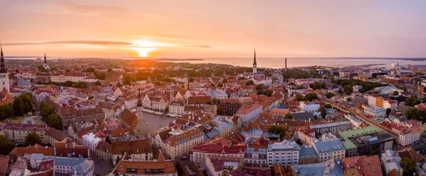 Hermosa Puesta Sol Naranja Sobre Casco Antiguo Tallin Estonia Con — Foto de Stock